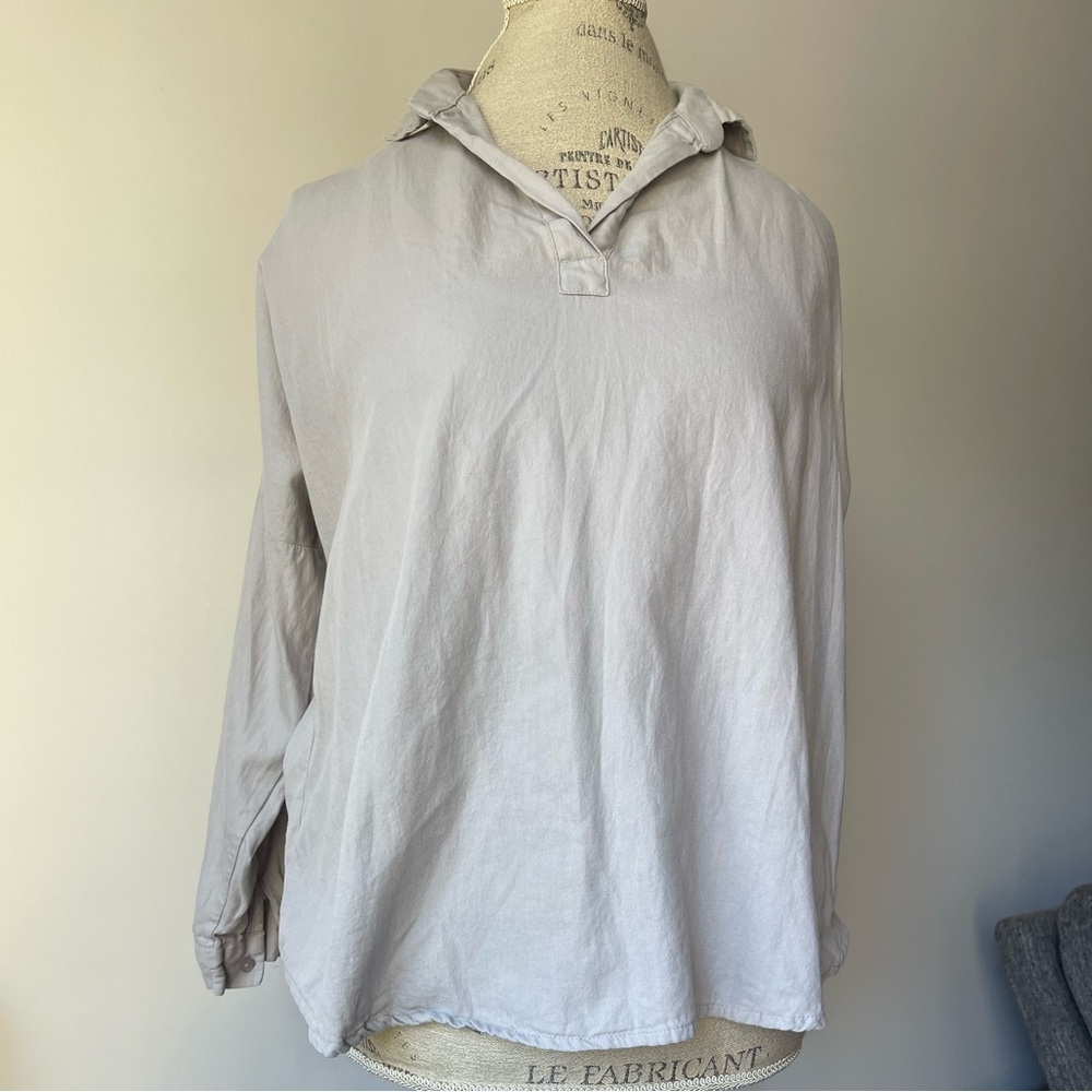 Light grey long sleeve v neck shirt ~
Size: Onesize~ (fits S)